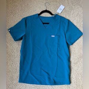 NWT - Figs - Men’s Chisec 3 Pocket Scrub Top - XS - Pacific Blue